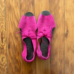 Cousin Jenny Oxford Sandals in Fuschia